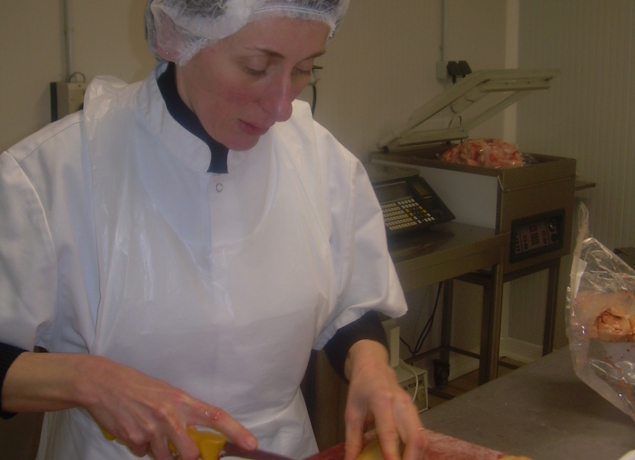 Christelle fabrique des saucissons au foie gras